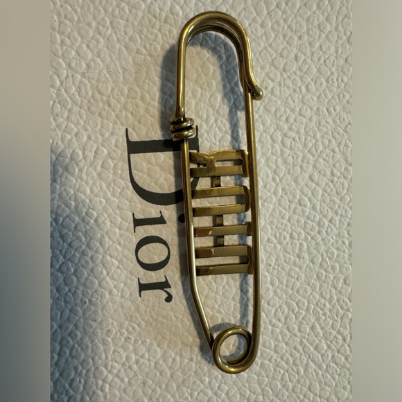 100% Authentic✨Christian Dior Gold Brooch - Picture 4 of 7